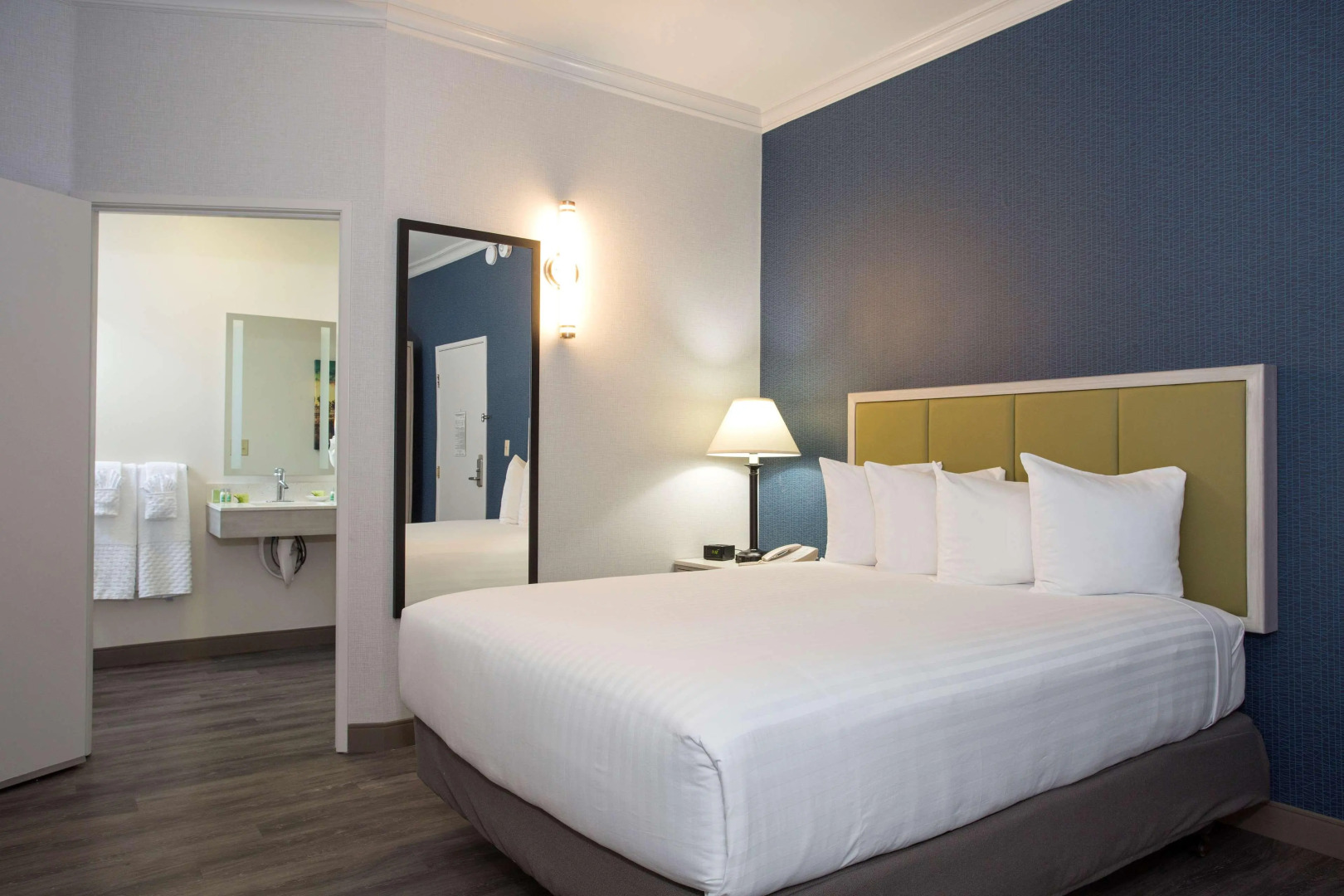 Photo - SureStay Hotel by Best Western Santa Monica