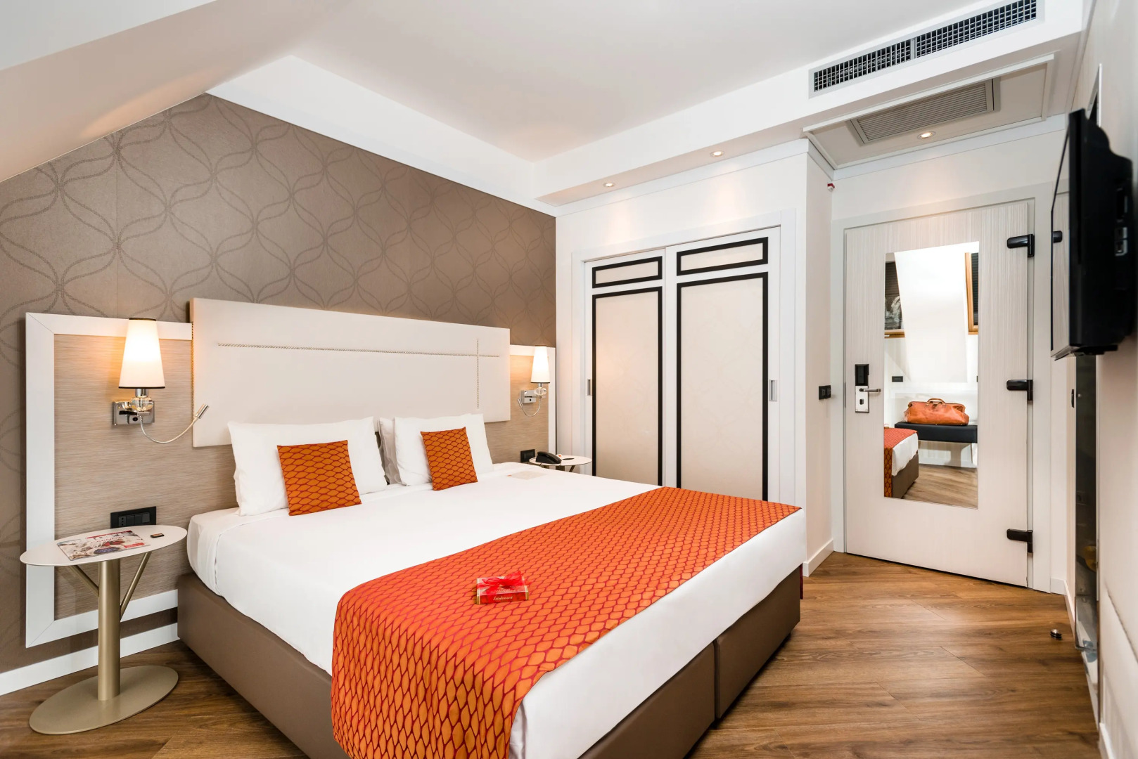 Photo - Ikonik Parlament