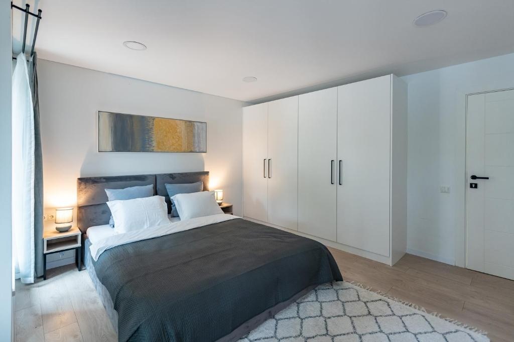RIVERFRONT 2BD Old Town Apartment by Hostlovers
