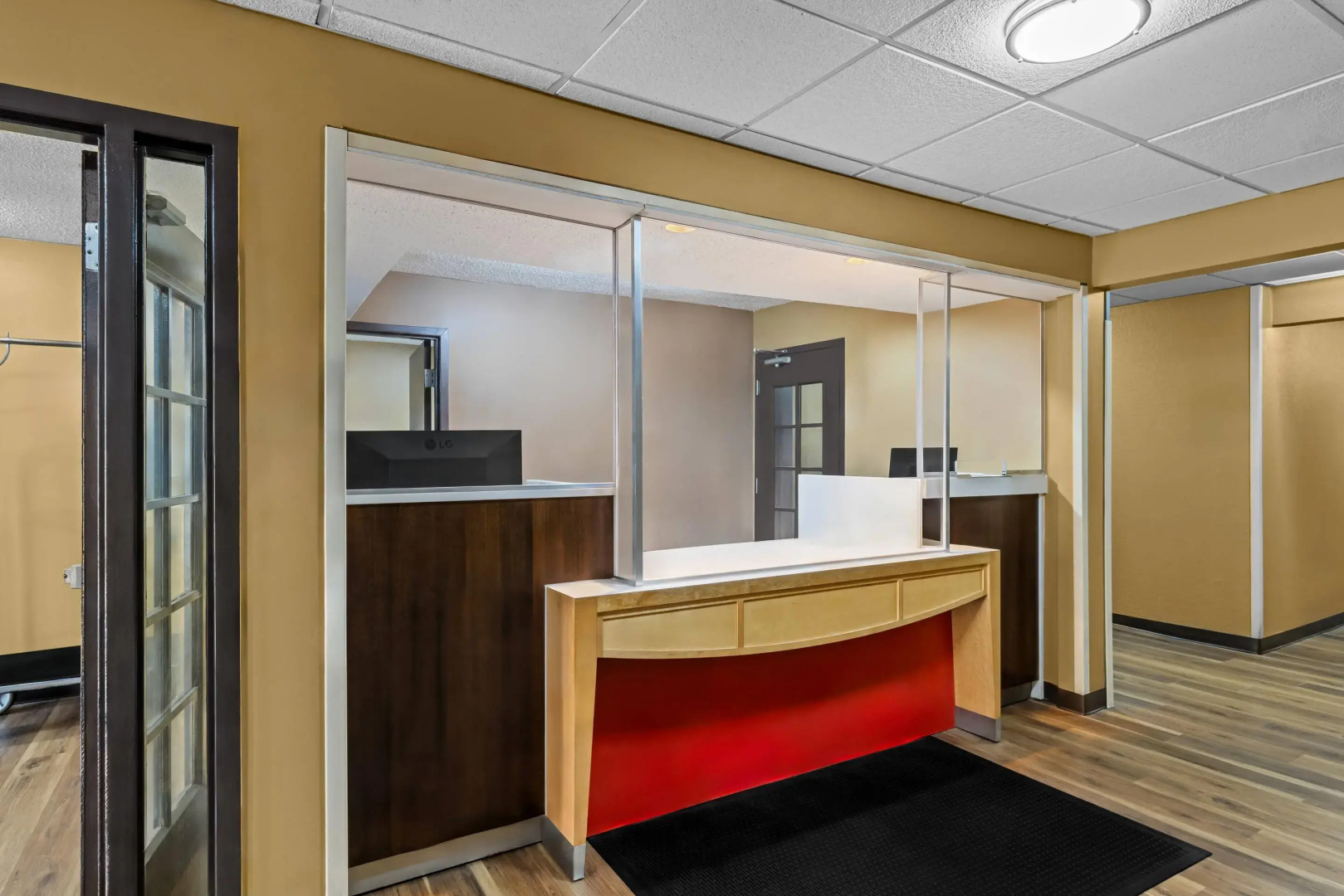 Foto - Suburban Studios Charlotte – Executive Park