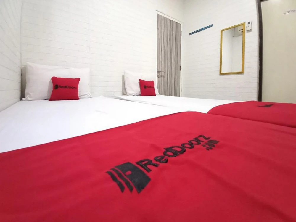 RedDoorz @ Luxury Homestay near Aloha Waru Surabaya