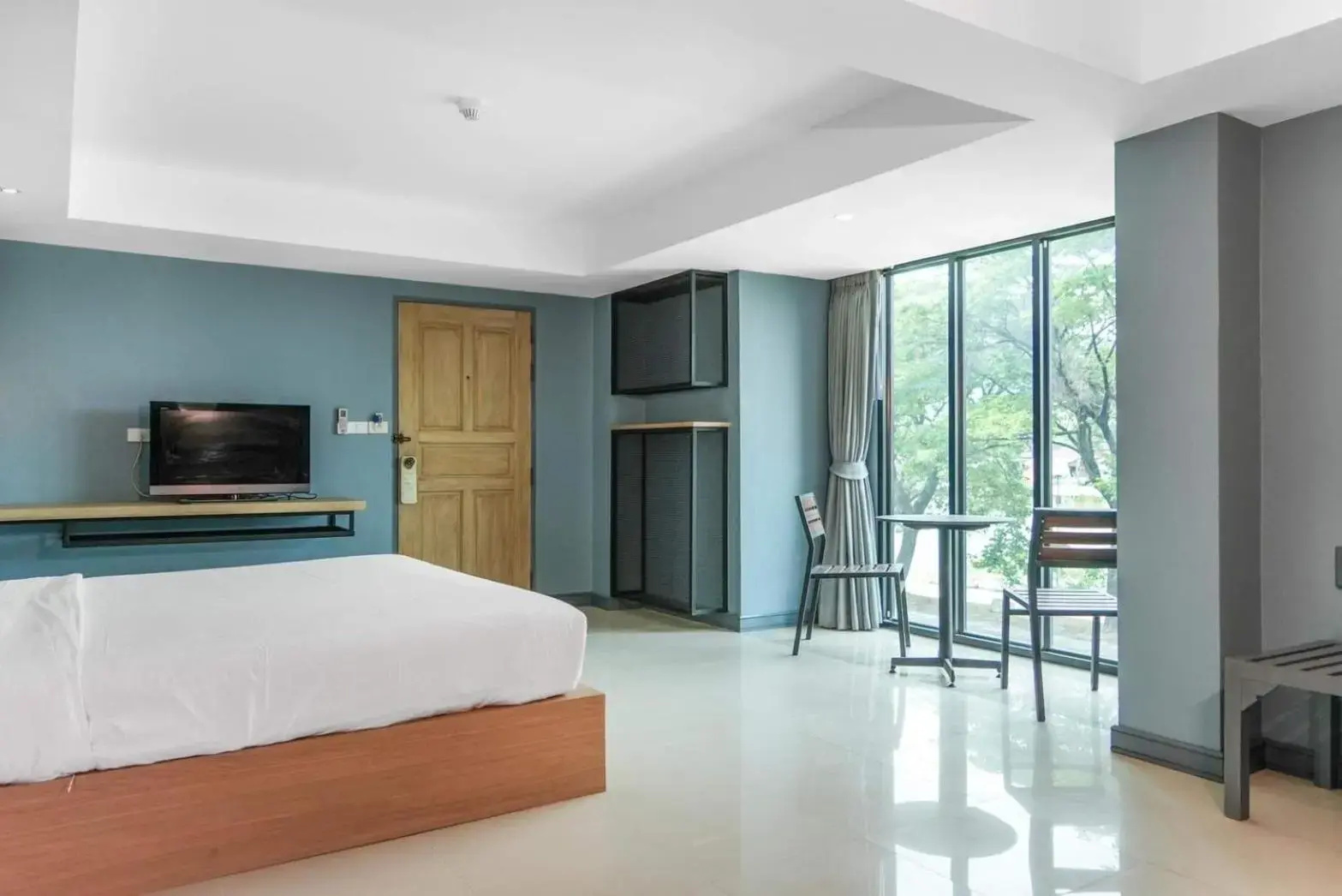 Photo - Nora Lakeview Hotel