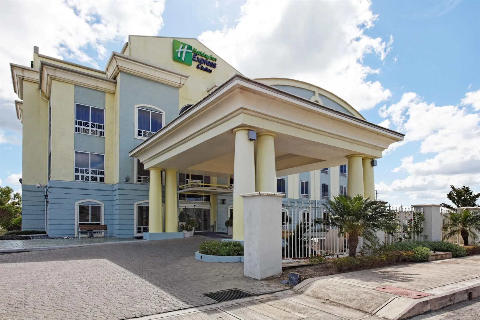 Holiday Inn Express Hotel & Suites Trincity Trinidad Airport by IHG — фото 1
