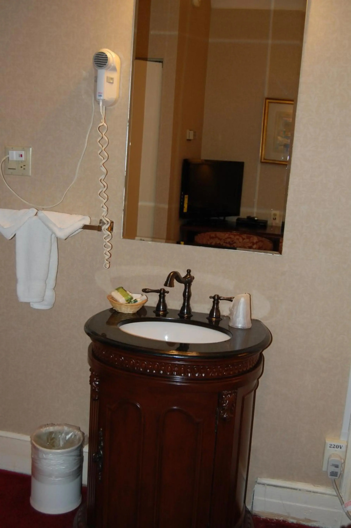 Photo - Windsor Inn Hotel