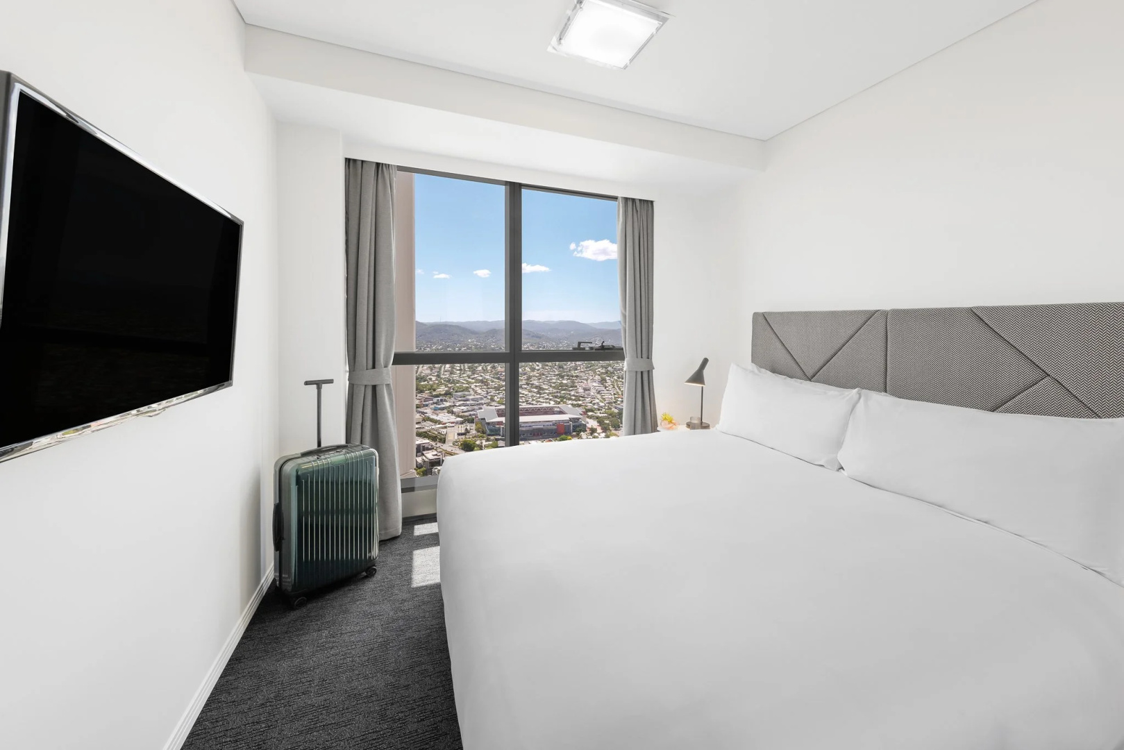 Photo - Meriton Suites Herschel Street, Brisbane