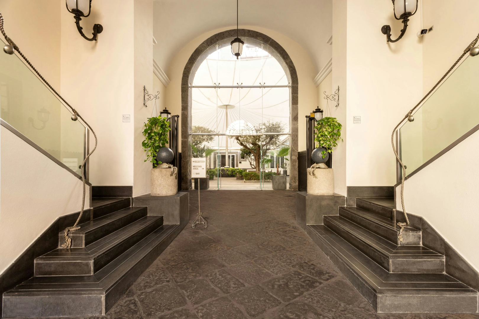 Foto - Palazzo Caracciolo Naples