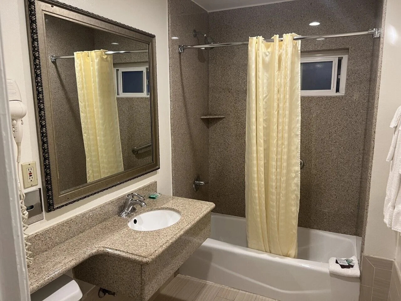 Photo - Redondo Inn and Suites