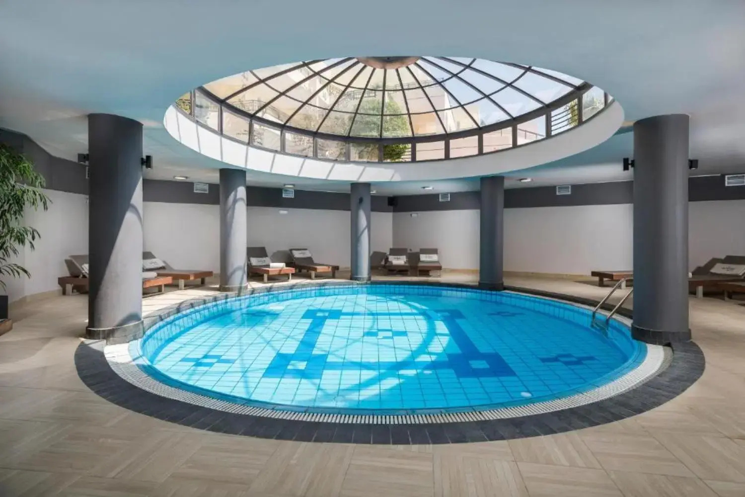 Photo - Vantaris Palace