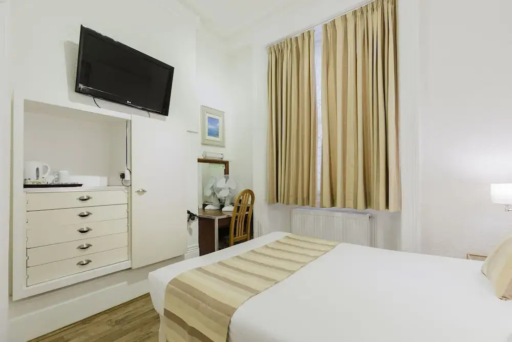 Photo - Falcon Hotel