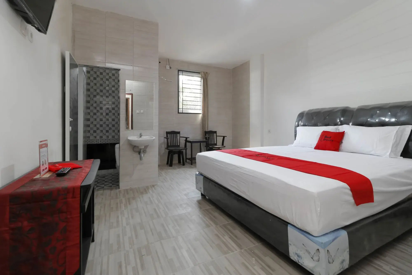 Photo - RedDoorz Plus near RS Royal Prima