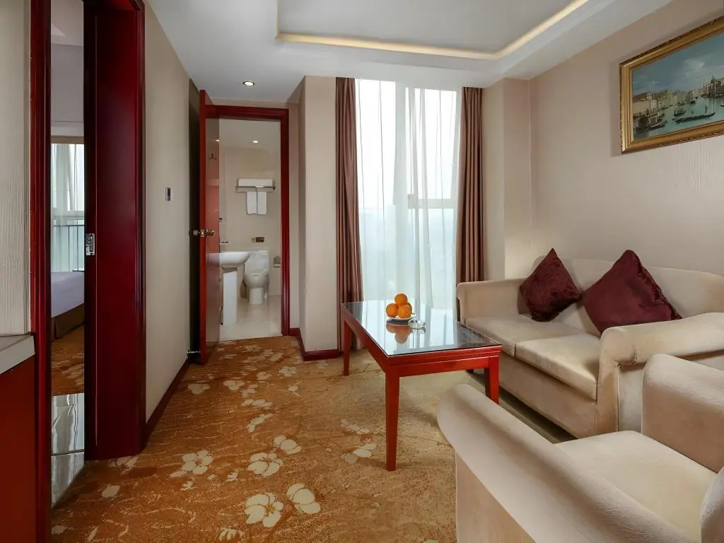 Vienna Hotel (Chengdu Convention and Exhibition Center Huayang Metro Station)