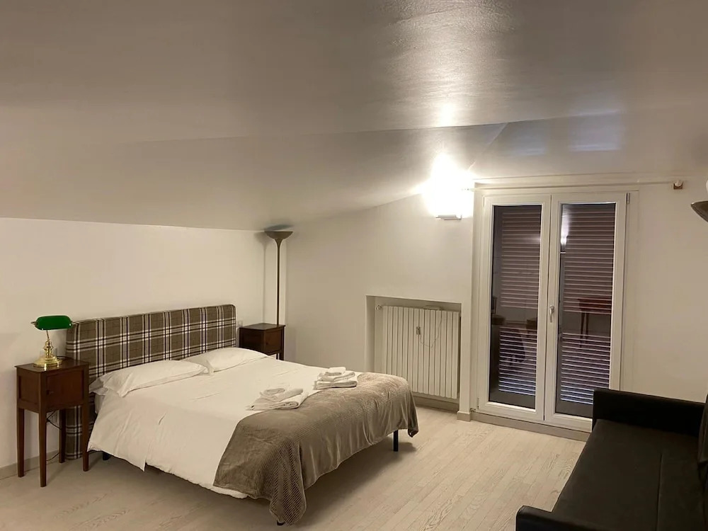 Photo - Gatto Bianco Le Mura