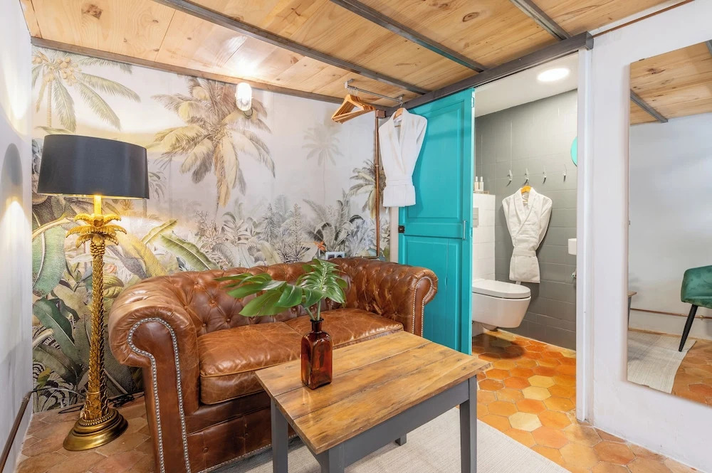 Photo - Dog Admiral - Urban Guest House