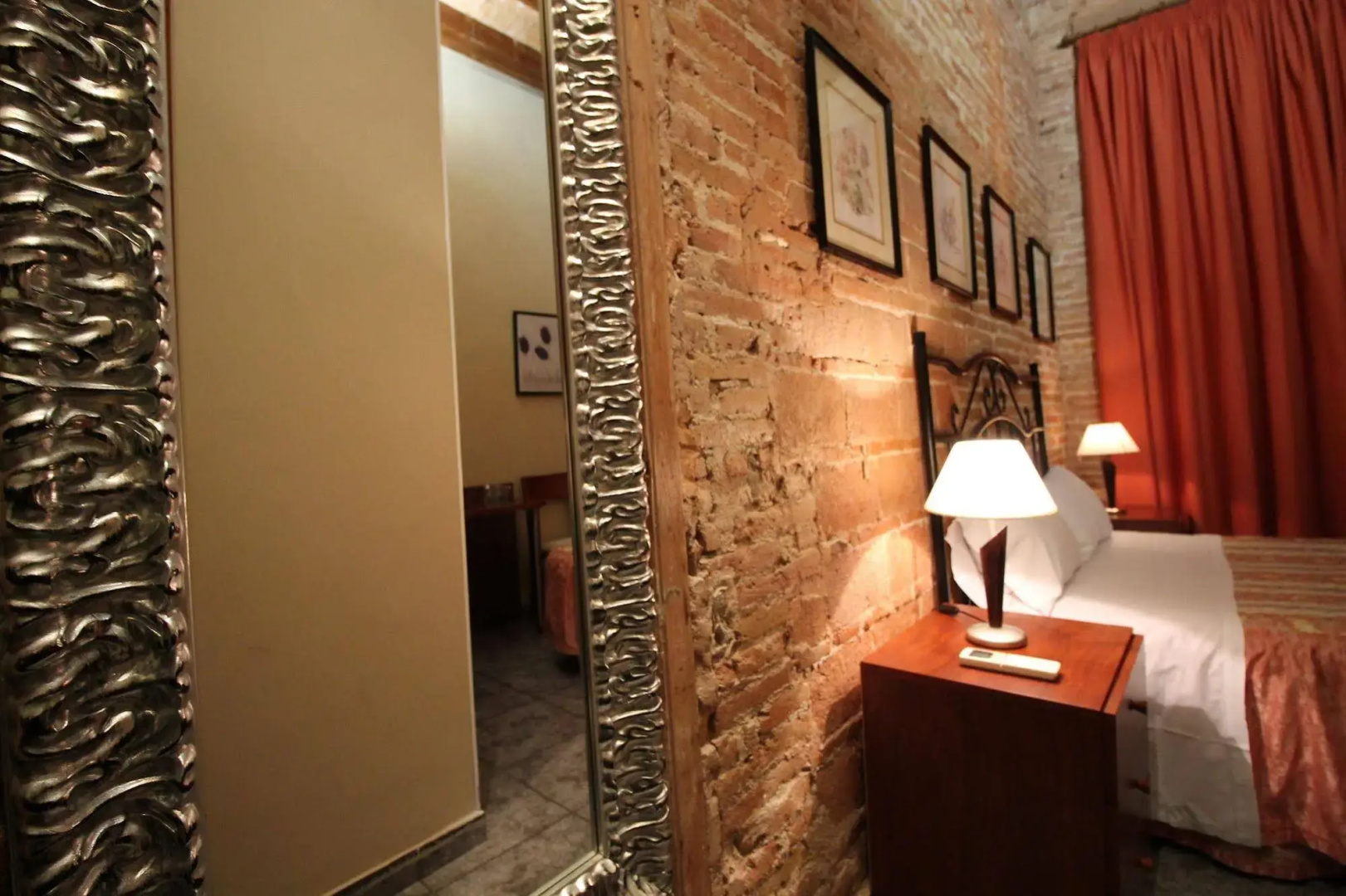 Photo - Hostal Orleans