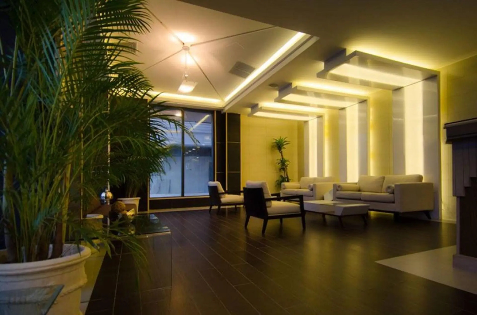 Photo - Weston Suites Hotel