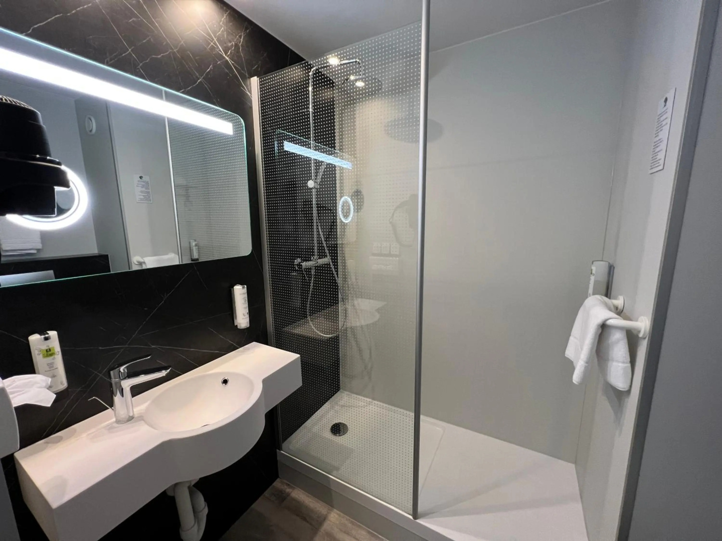 Foto - Logis Hotel Restaurant des Acacias Lille Tourcoing