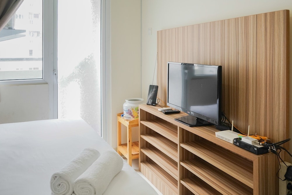 Cozy Studio Green Pramuka Apartment next to Mall