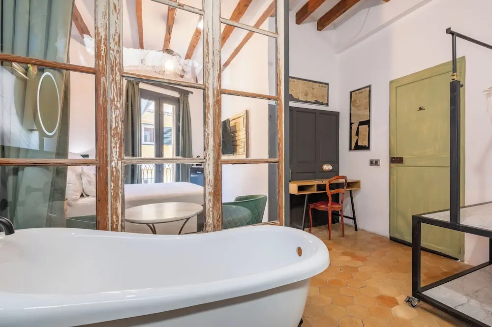 Photo - Dog Admiral - Urban Guest House