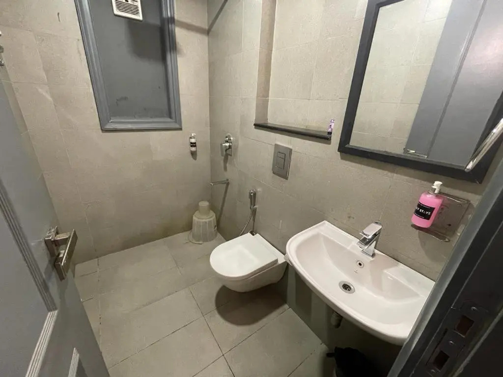 Photo - Saltstayz Express - Golf Course Road & DLF Phase-1