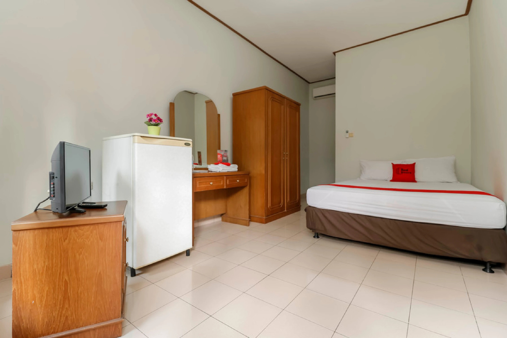 Foto - Reddoorz Plus @ Karet Pedurenan 3