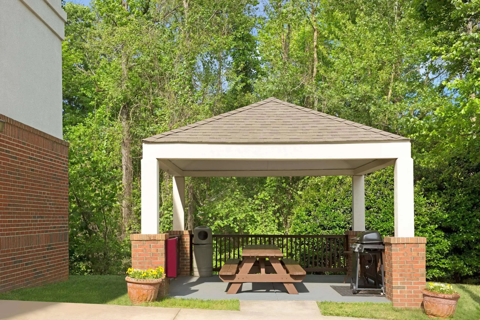 Foto - Suburban Studios Charlotte – Executive Park