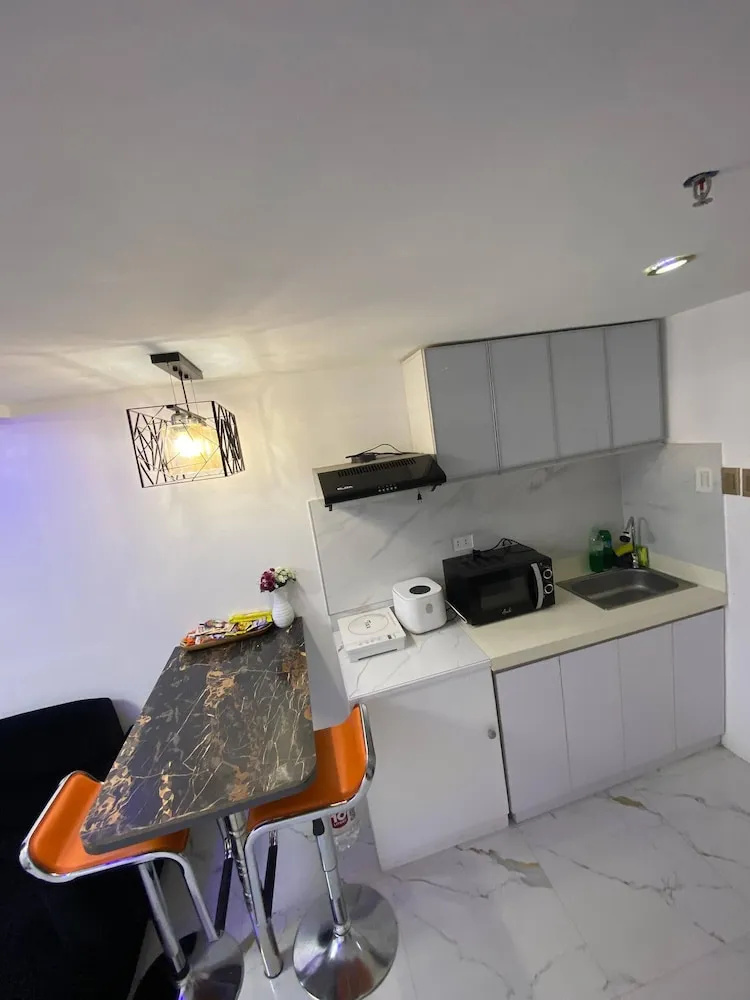 Golden Loft With Mood Lighting,stylish Staycation Loft Fast Wi-fi, Soft Couch