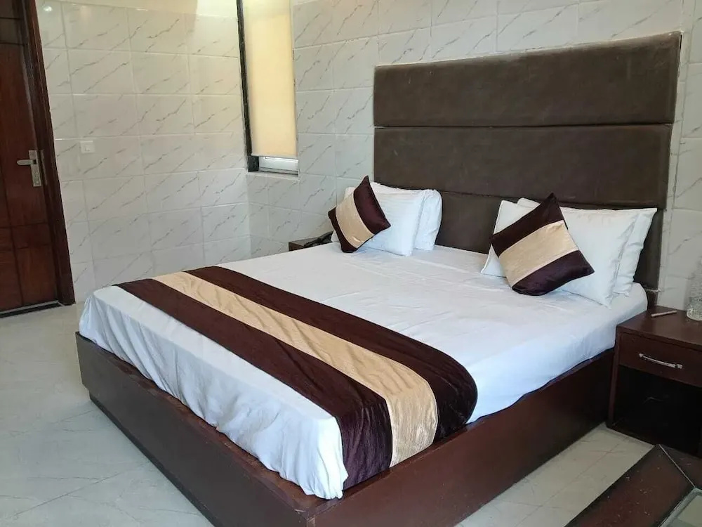 Hotel Florence and Banquets By Elite Sol