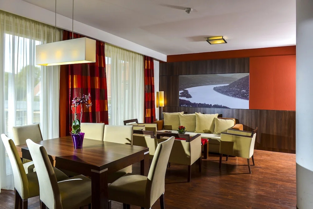 Photo - Royal Club Hotel