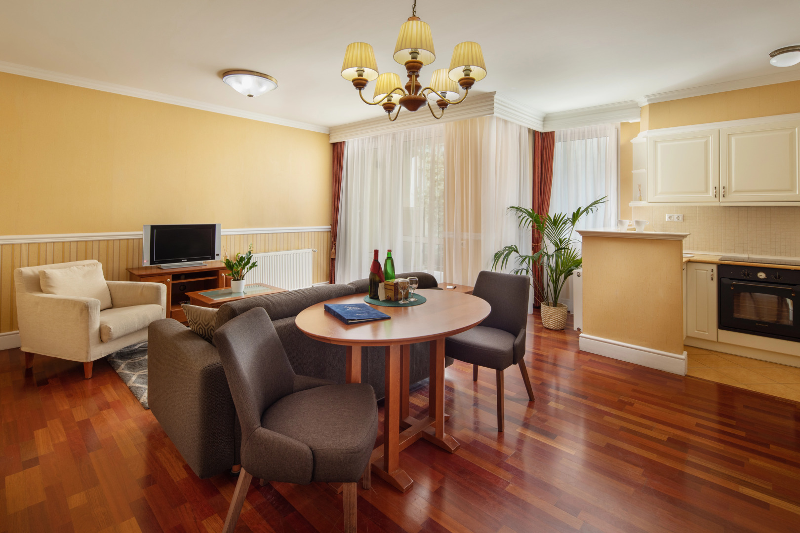 Foto - Queen's Court Hotel & Residence