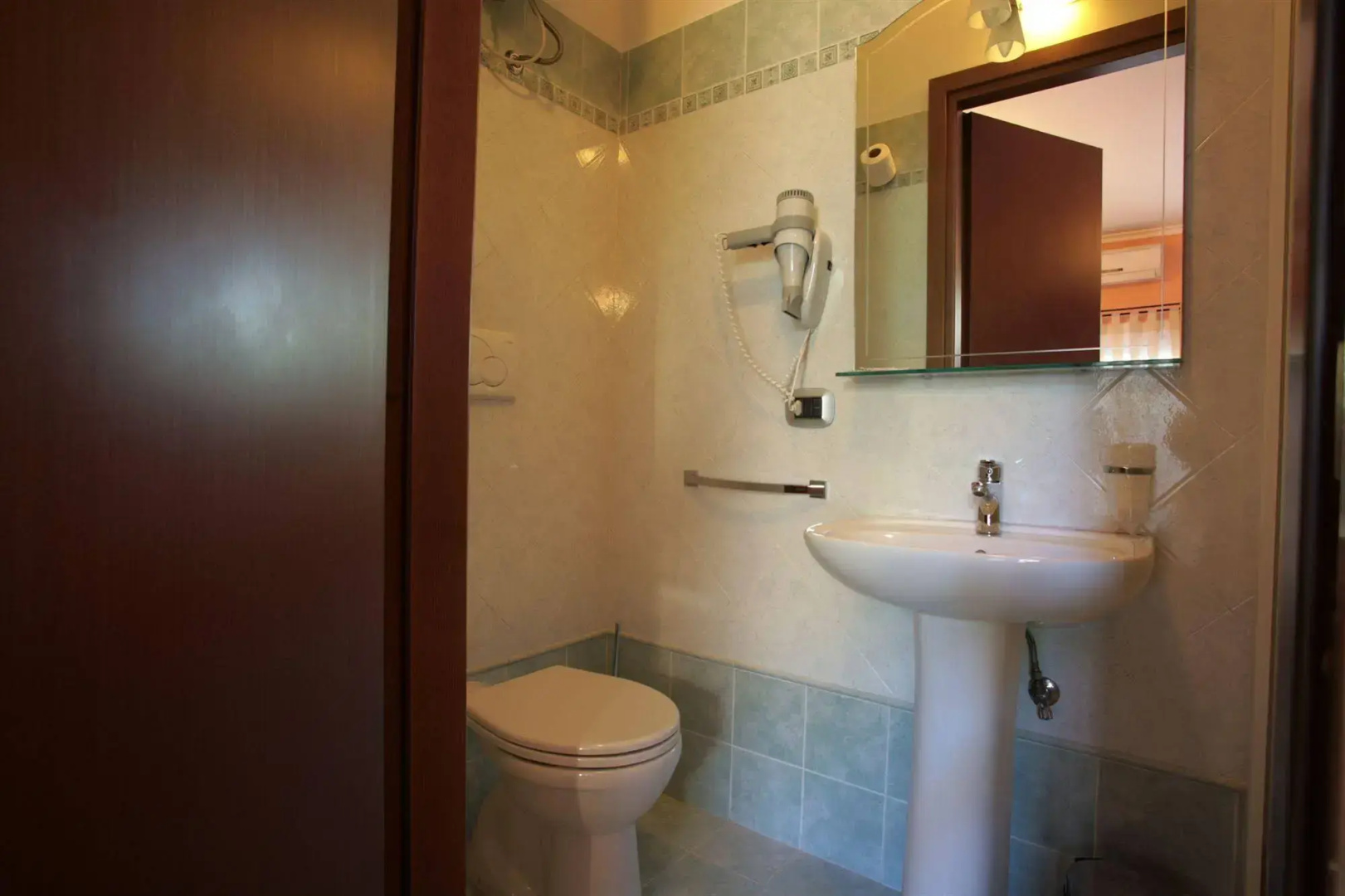 Photo - Airport Hotel