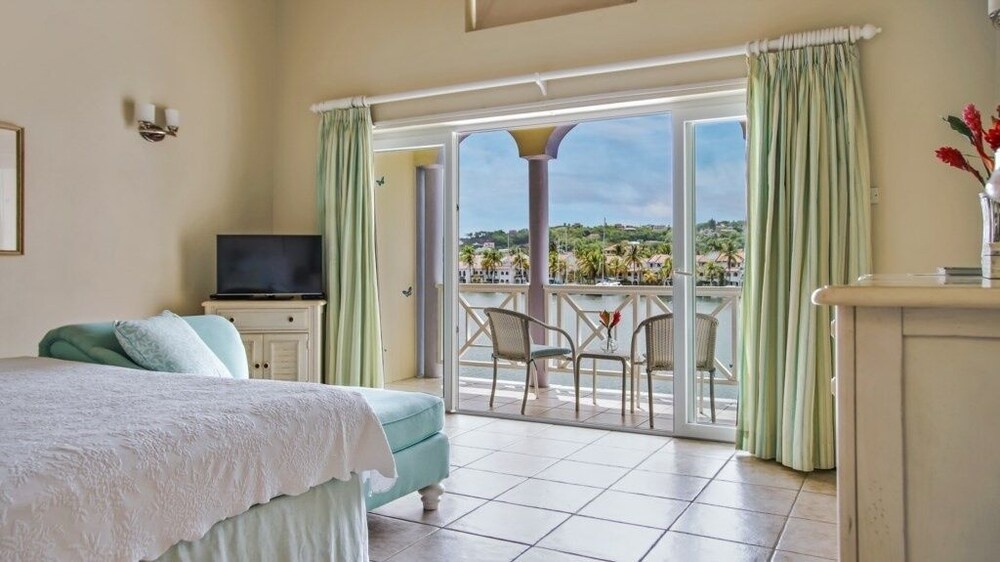 Waterfront Townhouse - Harbour 17 3 Bedroom Townhouse by RedAwning