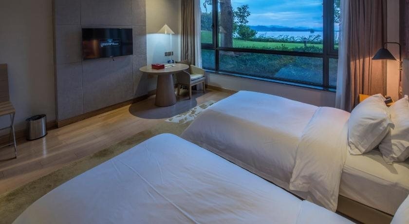Warm Island Resort