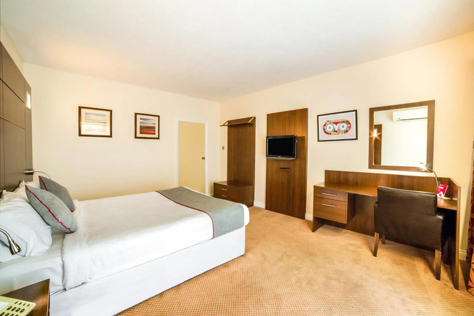 Photo - OYO The Bridge House Hotel
