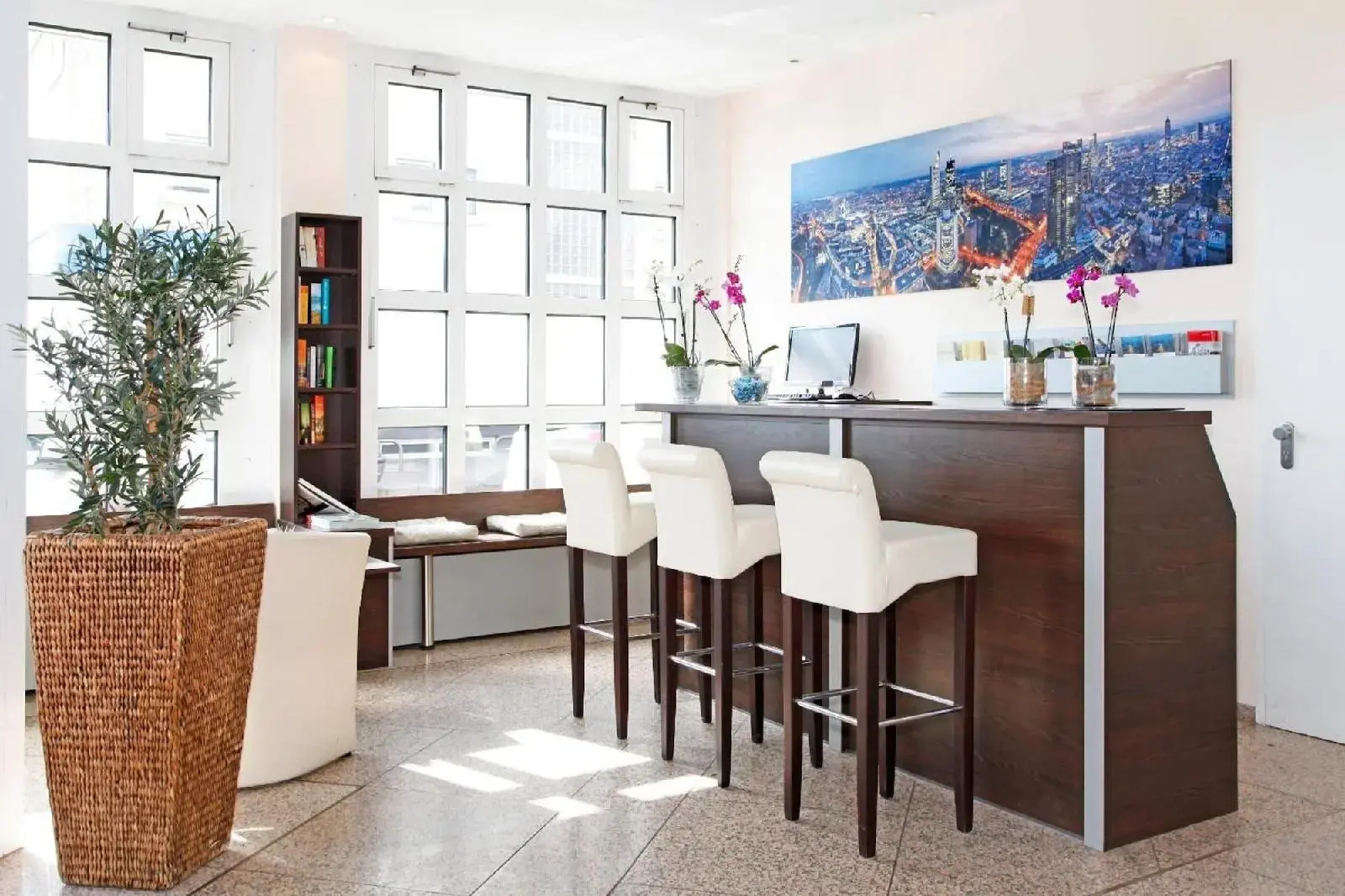 Photo - Paragon Apartments