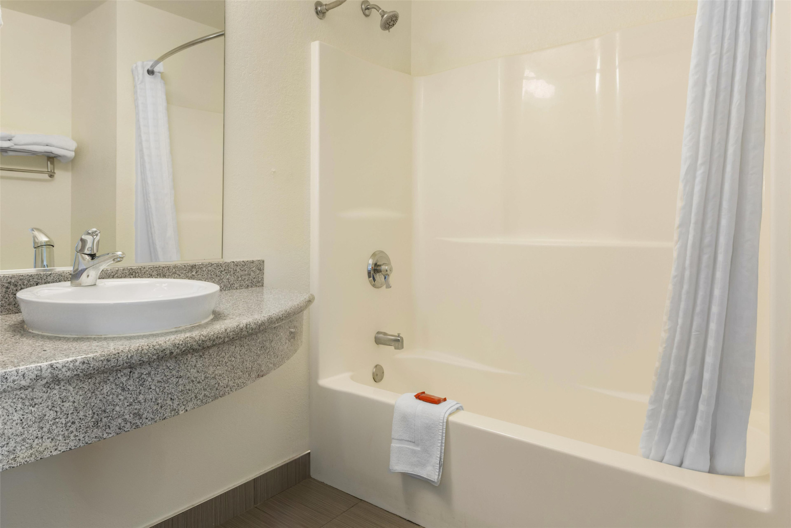 Foto - SureStay Plus Hotel by Best Western Niagara Falls East