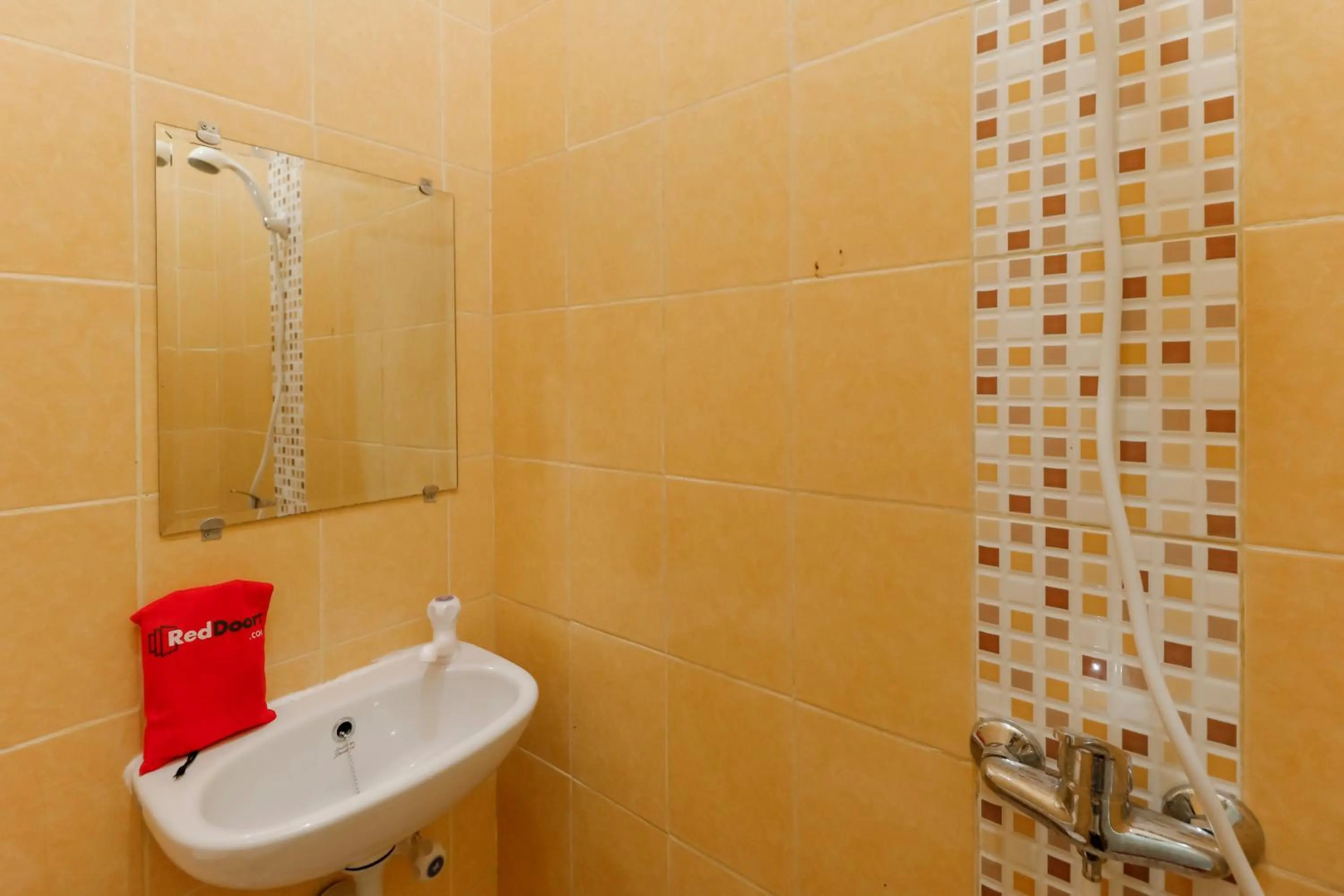 Photo - RedDoorz Plus near Ciputra World Kuningan 2