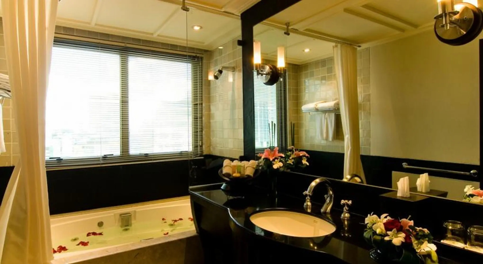 Photo - Radisson Hotel Chateau de Bangkok