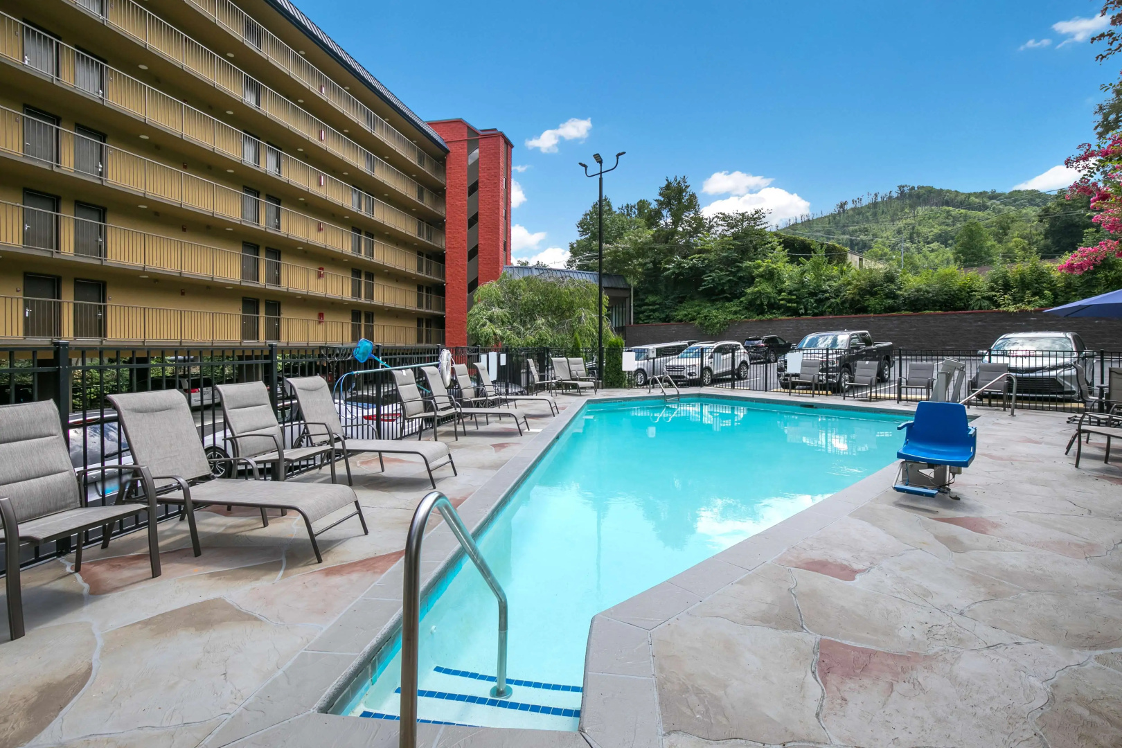 Photo - SureStay Plus Hotel by Best Western Gatlinburg