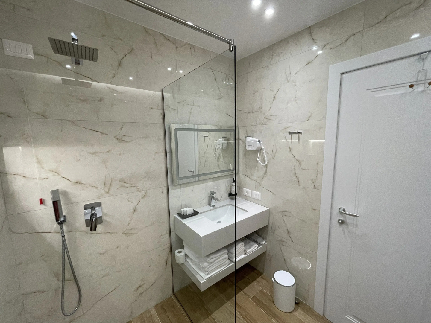 Photo - Seaside Hotel