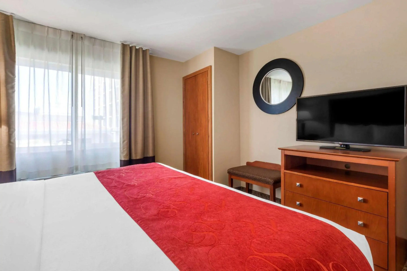 Photo - Comfort Suites North Dallas