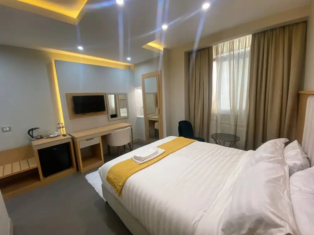 Eyana Hotel