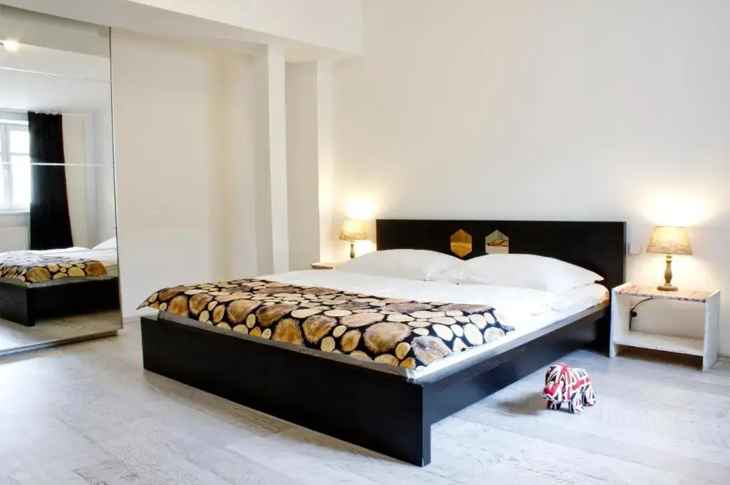 Photo - Royal Court Legerova