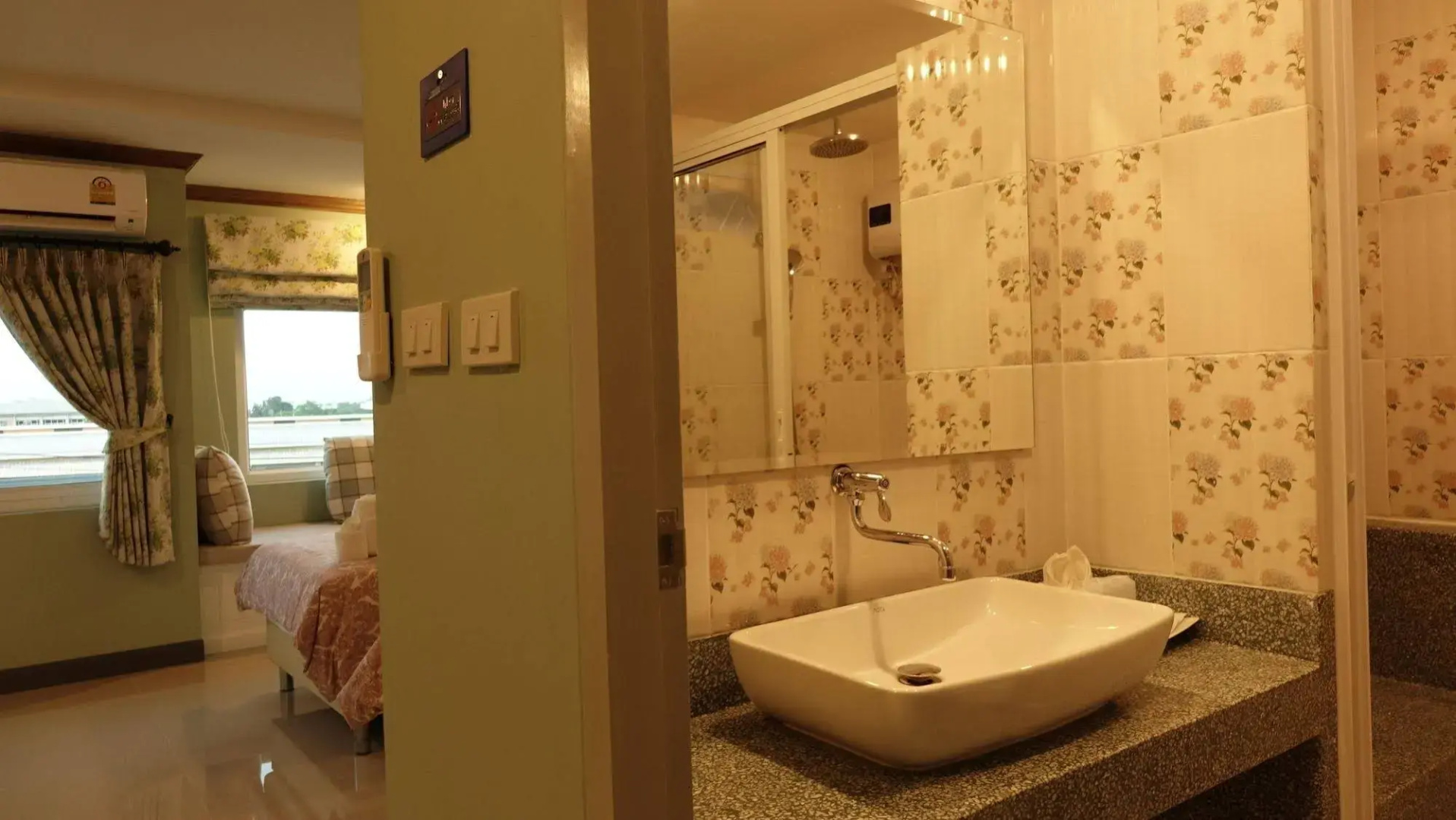 Photo - The Lilly Hotel
