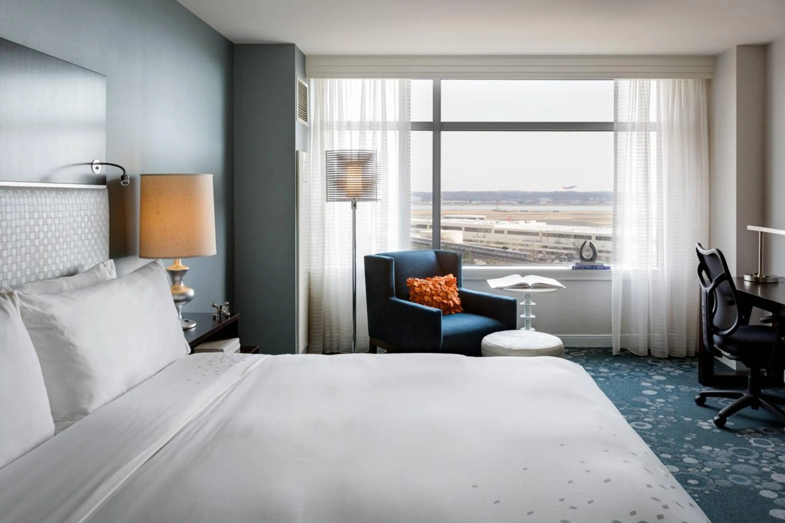 Photo - Renaissance Arlington Capital View Hotel