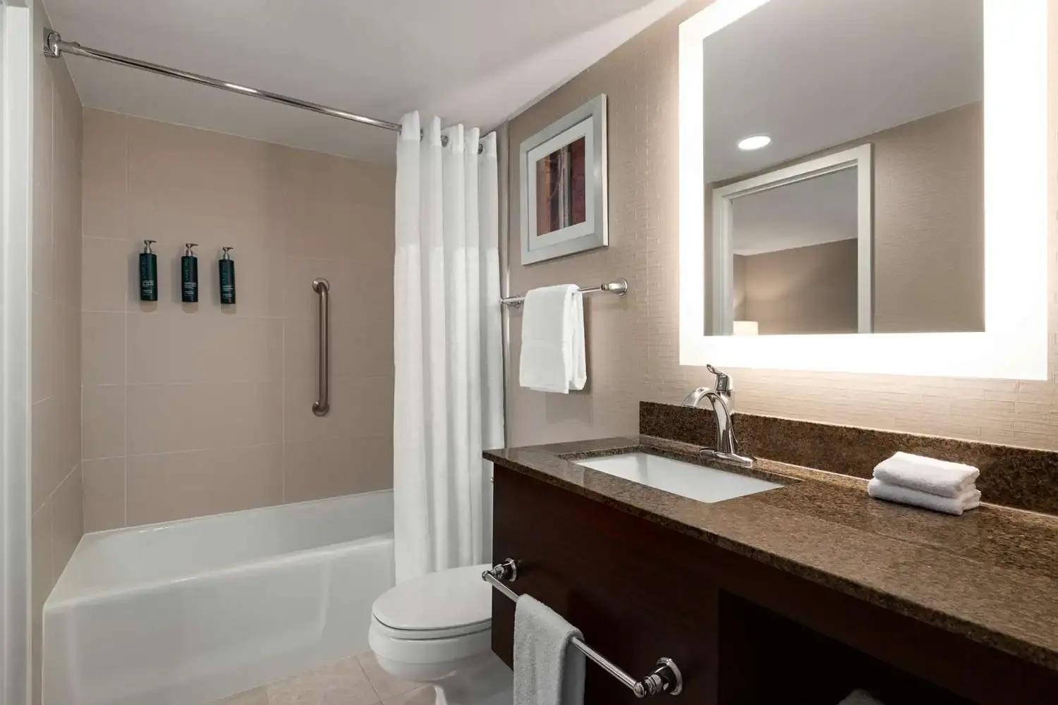 Photo - DoubleTree by Hilton New York LaGuardia Airport