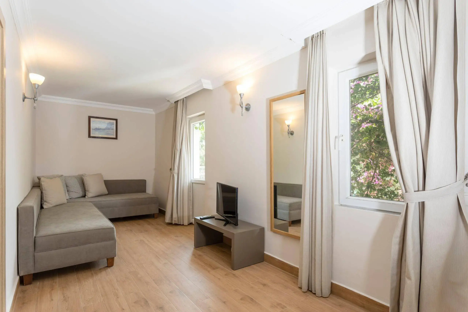 Photo - Moonshine Hotel & Suites