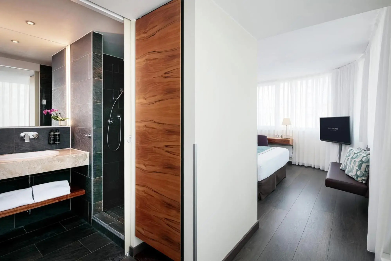 Photo - Eurostars Embassy