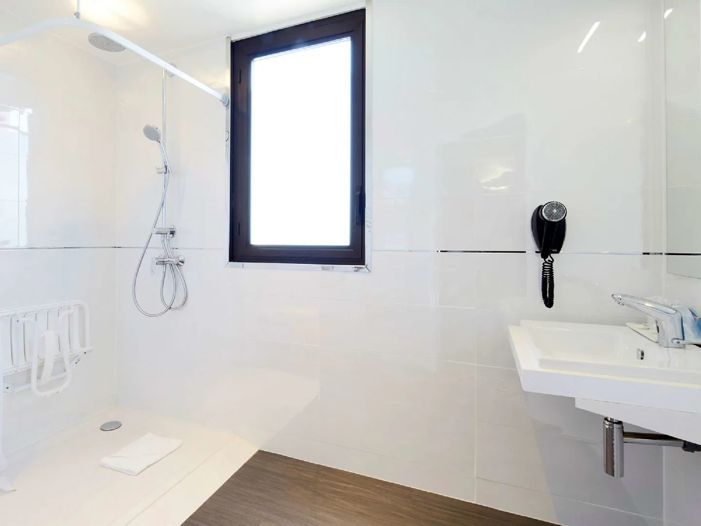 Photo - Kyriad Paris Ouest - Bezons La Défense