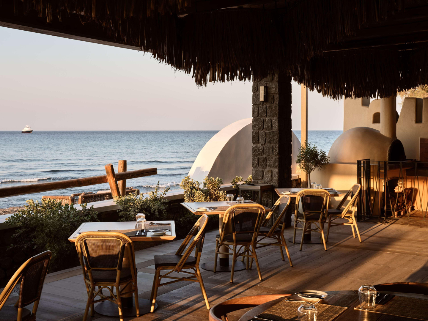 Foto - Sea Breeze Santorini Beach Resort, Curio Collection Hilton