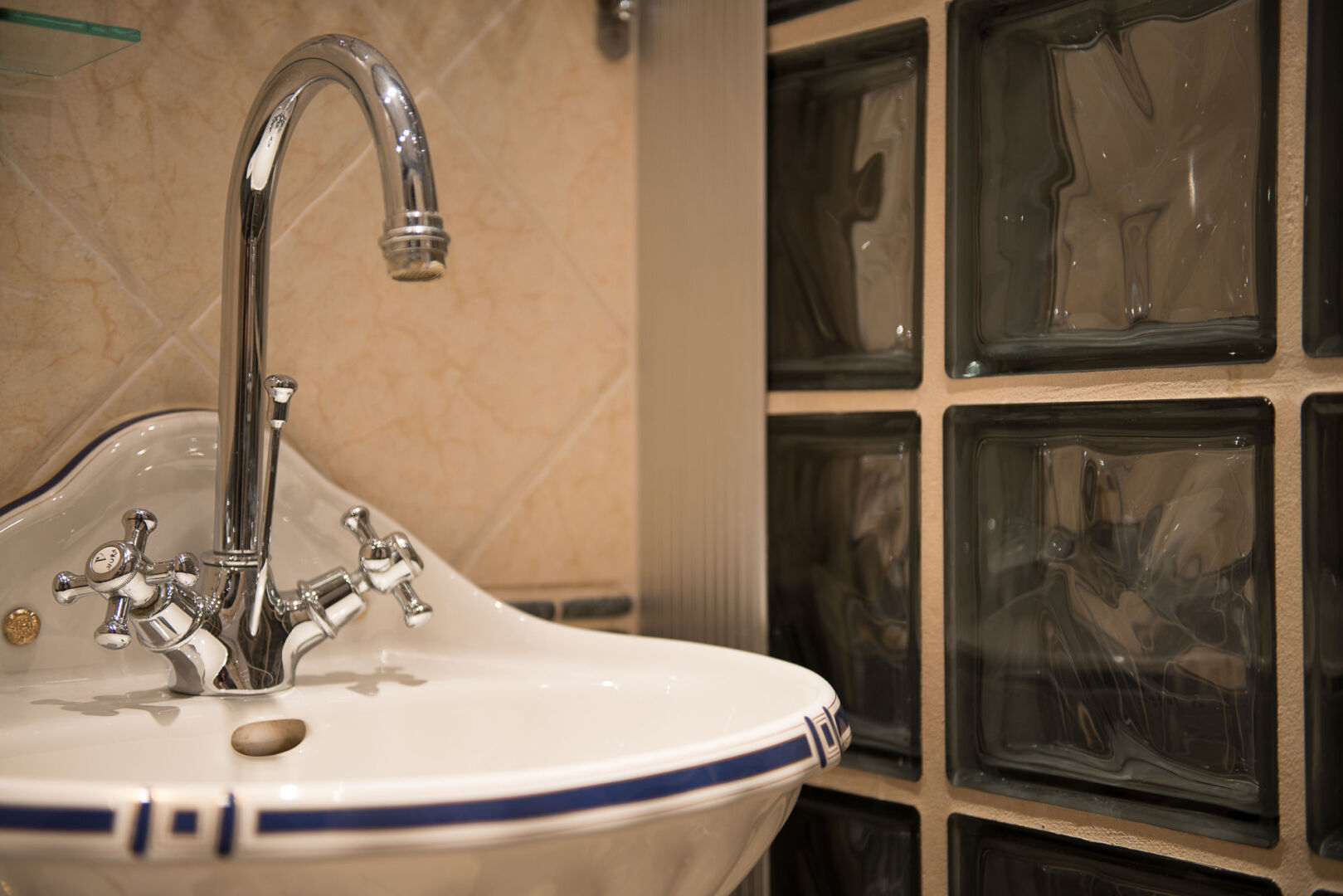 Photo - Lady Hamilton Apartments